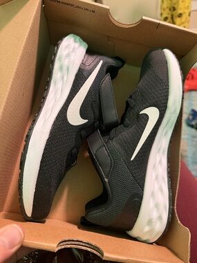 Nike Revolution 6 Flyease